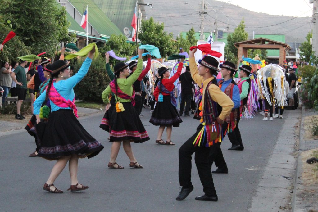 Jovenes bailando en la Fiesta de la primavera